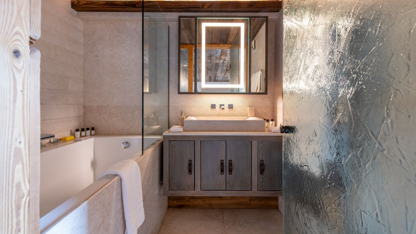 Luxury-Ski-Chalet-Courchevel-1850-Chalet-L-Arctique-Oxford-Ski-Bathroom2.jpg
