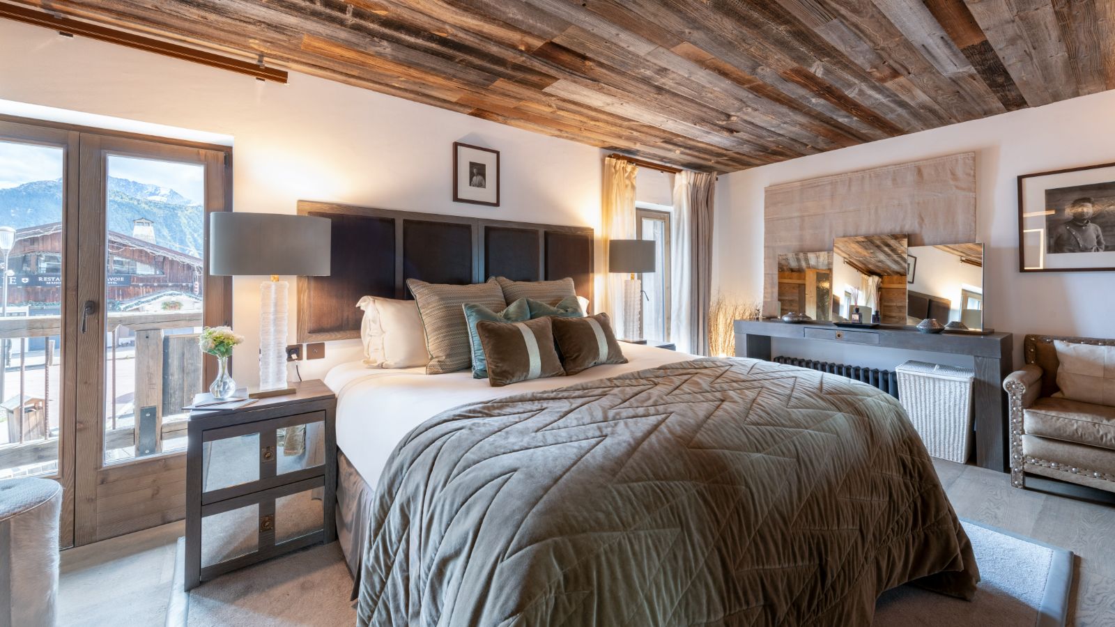 Luxury-Ski-Chalet-Courchevel-1850-Chalet-L-Arctique-Oxford-Ski-Bedroom (20).jpg