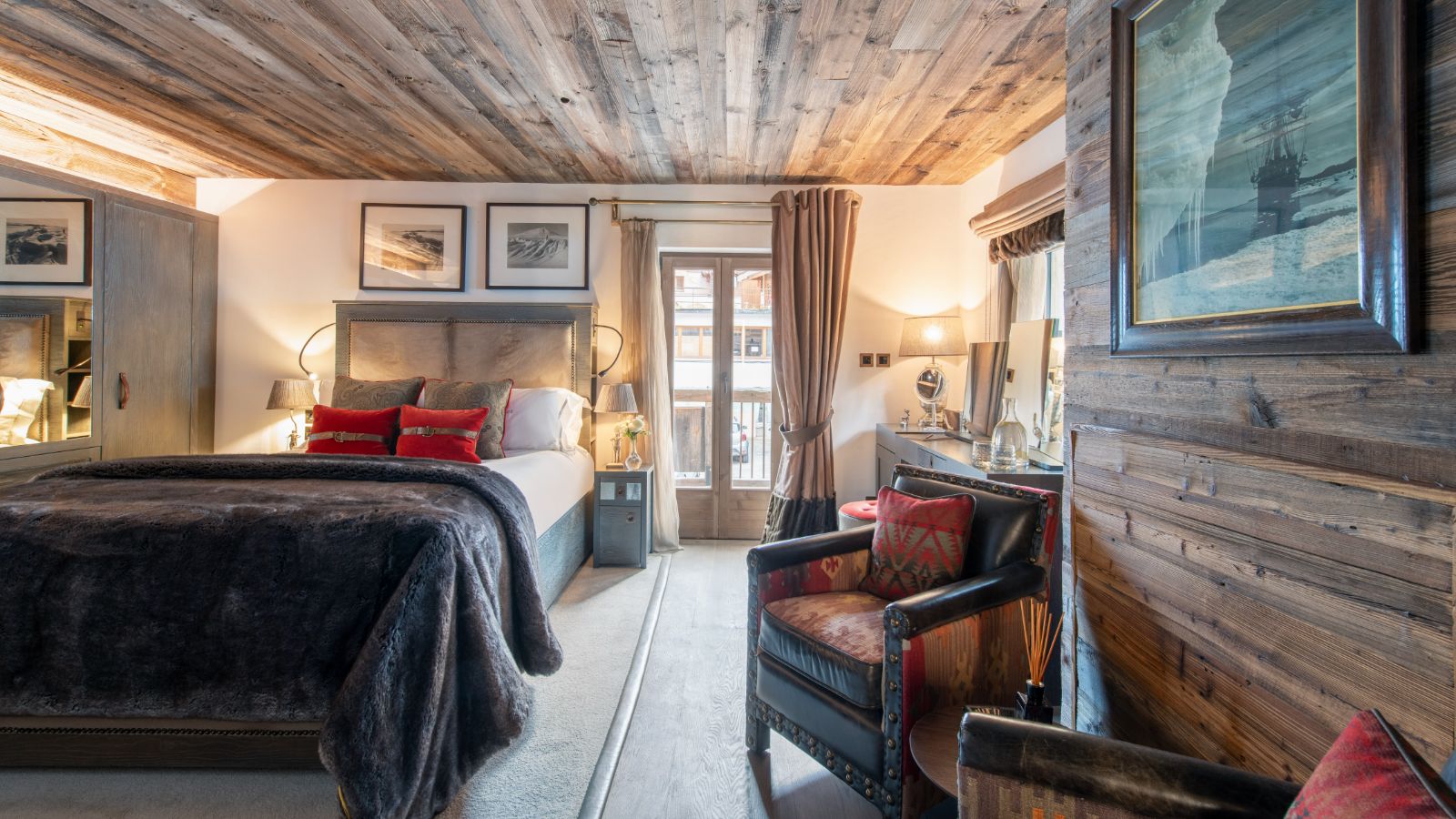Luxury-Ski-Chalet-Courchevel-1850-Chalet-L-Arctique-Oxford-Ski-Bedroom (23).jpg