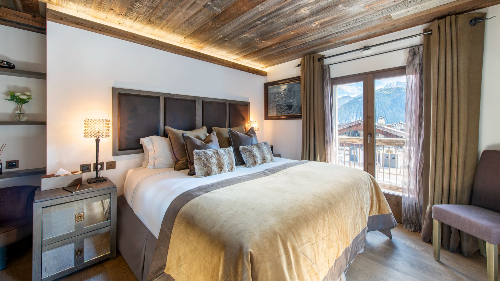 Luxury-Ski-Chalet-Courchevel-1850-Chalet-L-Arctique-Oxford-Ski-Bedroom (26).jpg