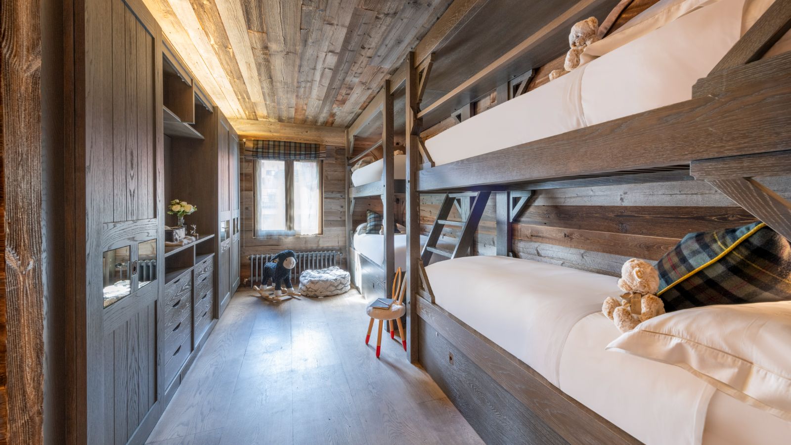 Luxury-Ski-Chalet-Courchevel-1850-Chalet-L-Arctique-Oxford-Ski-Bunkroom.jpg