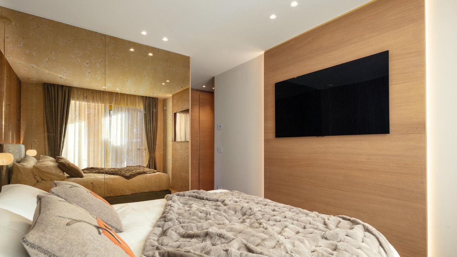 Luxury-Ski-Apartment-Madonna-di-Campiglio-Apartment-Nardis-oxford-ski-bedroom (13).jpg