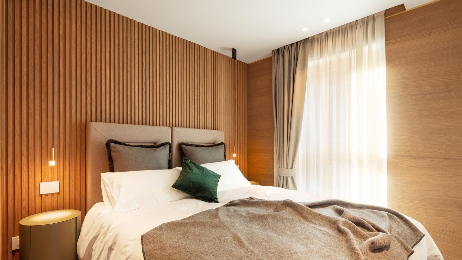 Luxury-Ski-Apartment-Madonna-di-Campiglio-Apartment-Nardis-oxford-ski-bedroom (14).jpg