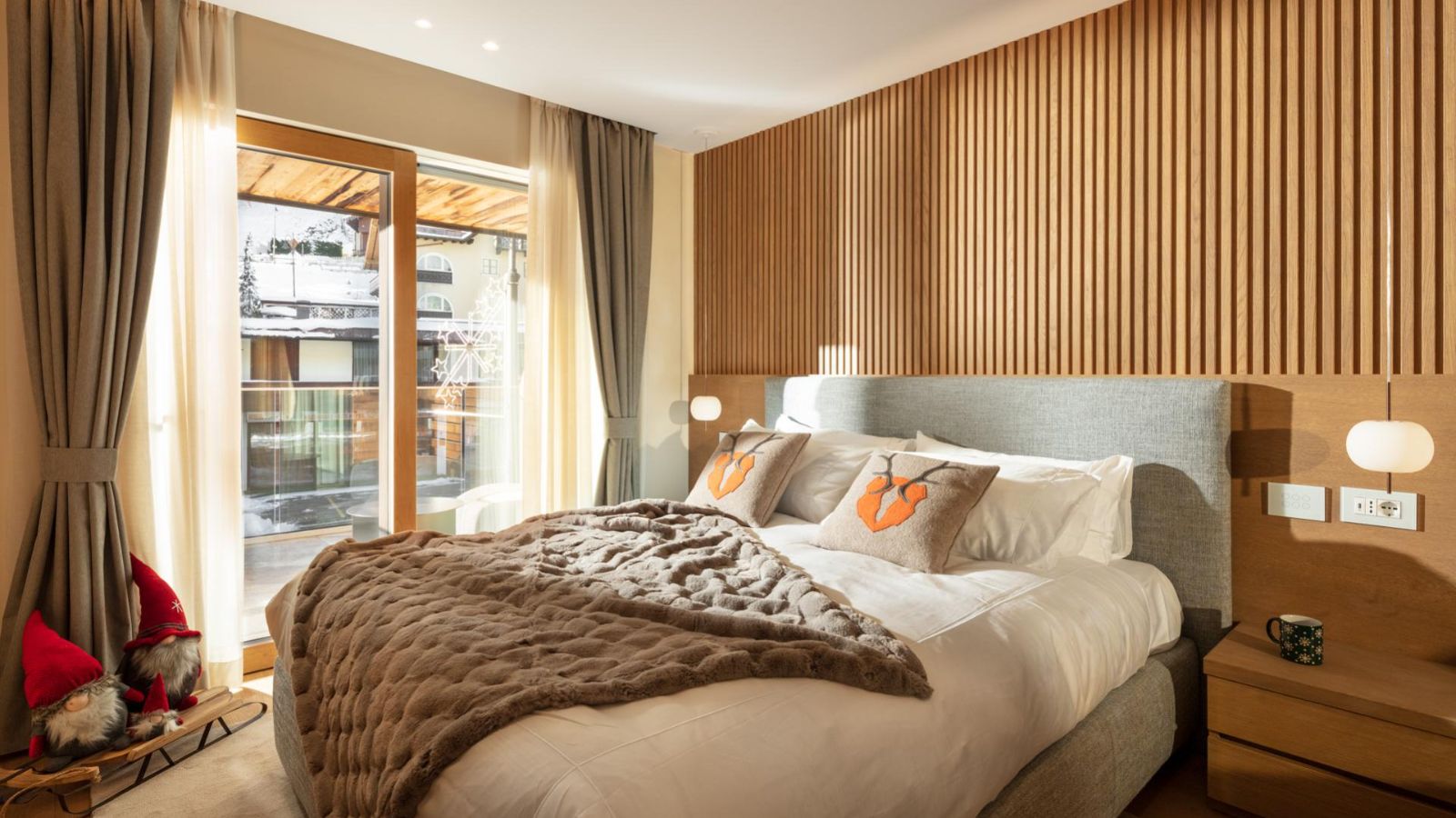 Luxury-Ski-Apartment-Madonna-di-Campiglio-Apartment-Nardis-oxford-ski-bedroom (21).jpg