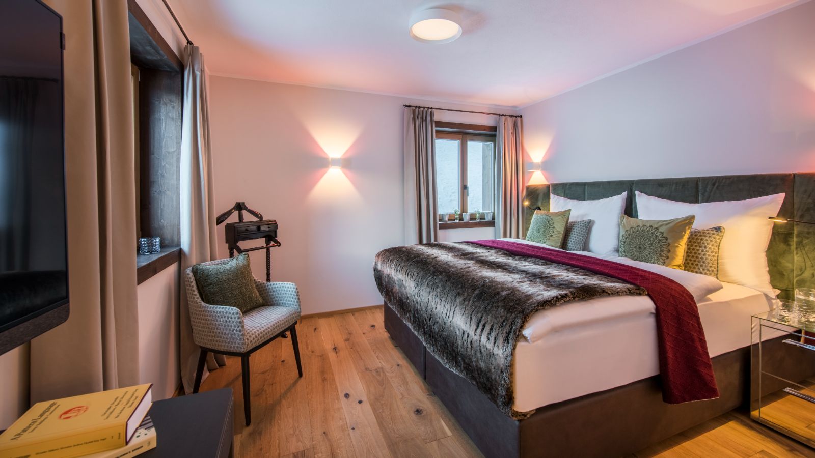 Luxury-Ski-Chalet-Lech-Balegia-3-Oxford-Ski-Bedroom (2).jpg