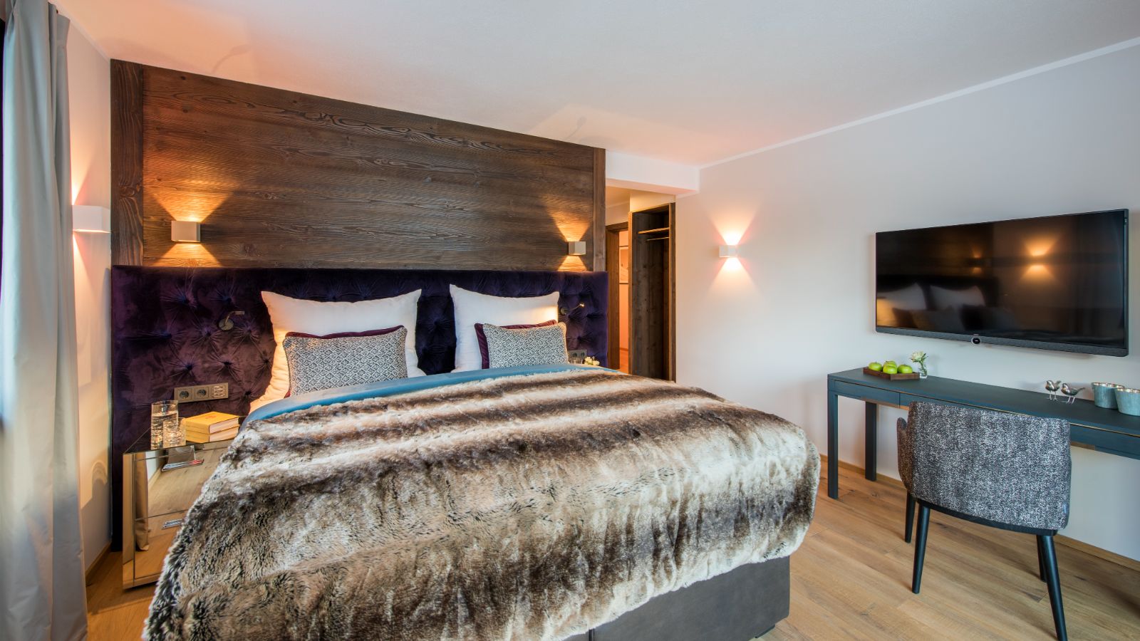 Luxury-Ski-Chalet-Lech-Balegia-3-Oxford-Ski-Bedroom (6).jpg