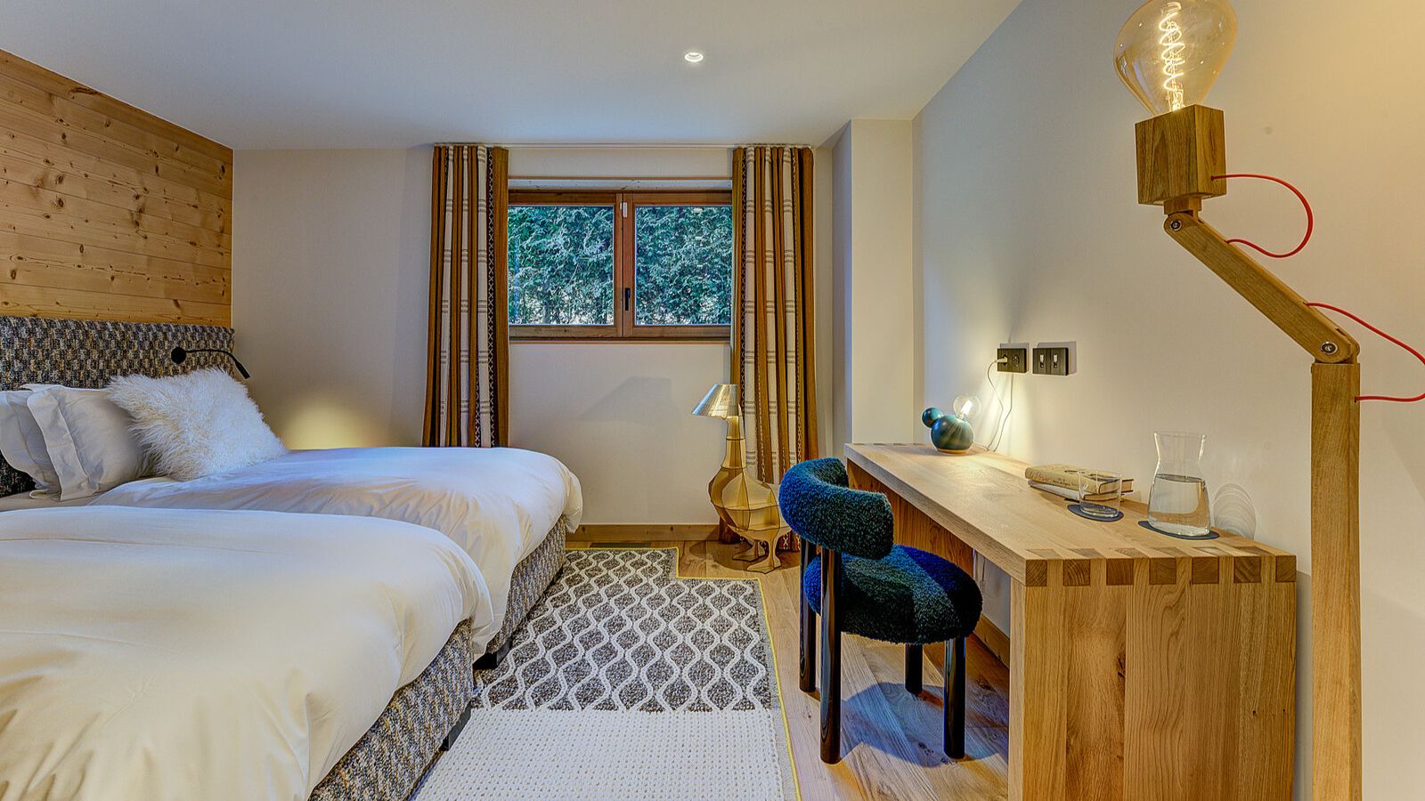 Luxury-Ski-Chalet-Chamonix-Chalet-Trois-Seours-Oxford-Ski-Bedroom (16).jpg