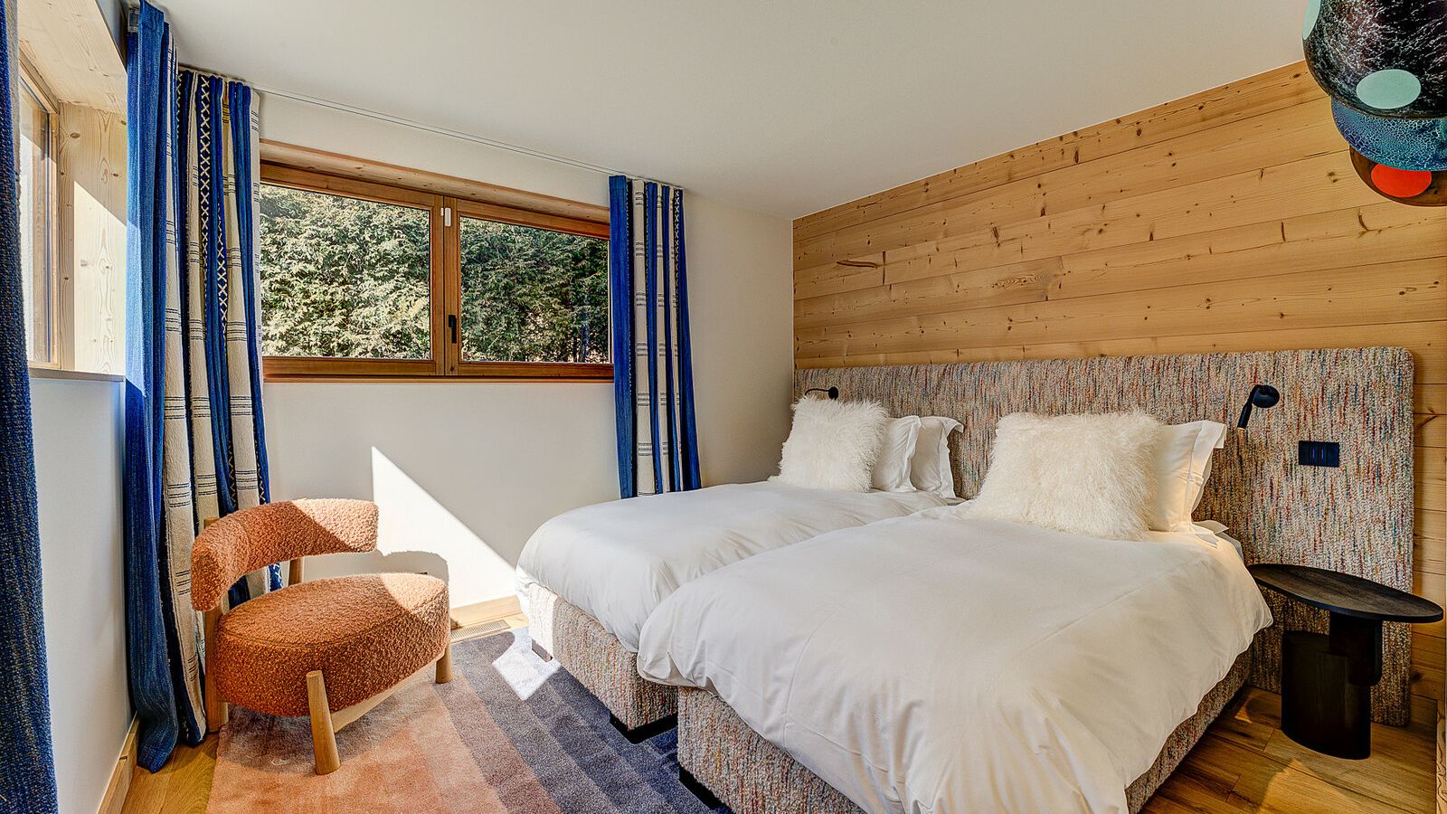 Luxury-Ski-Chalet-Chamonix-Chalet-Trois-Seours-Oxford-Ski-Bedroom (19).jpg