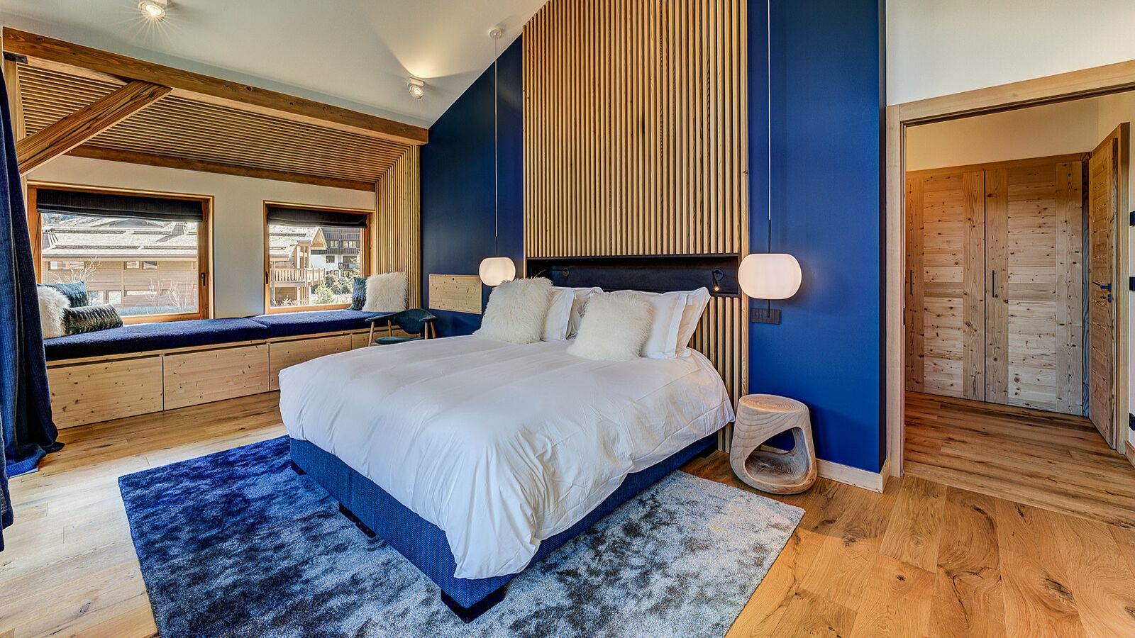 Luxury-Ski-Chalet-Chamonix-Chalet-Trois-Seours-Oxford-Ski-Bedroom (24).jpg