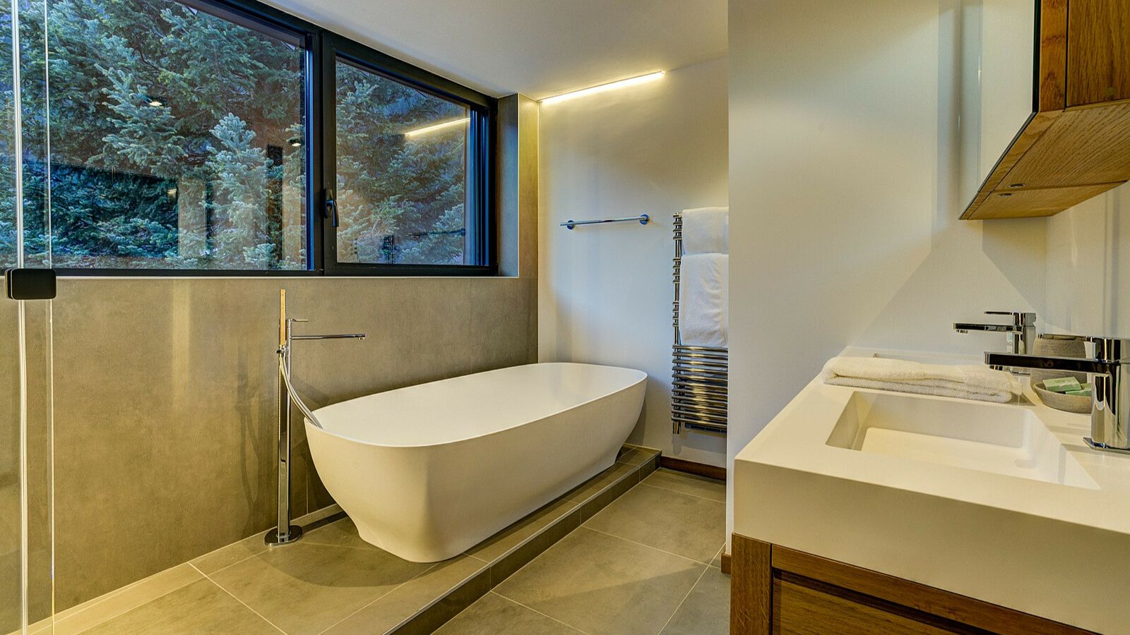 Luxury-Ski-Chalet-Chamonix-Chalet-Red-Fox-Oxford-Ski-Bathroom.jpg