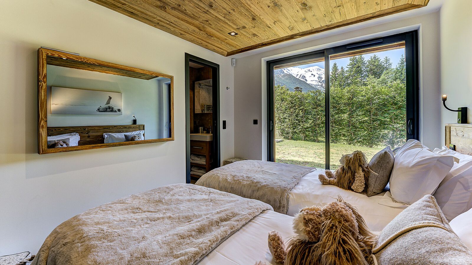 Luxury-Ski-Chalet-Chamonix-Chalet-Red-Fox-Oxford-Ski-Bedroom (20).jpg