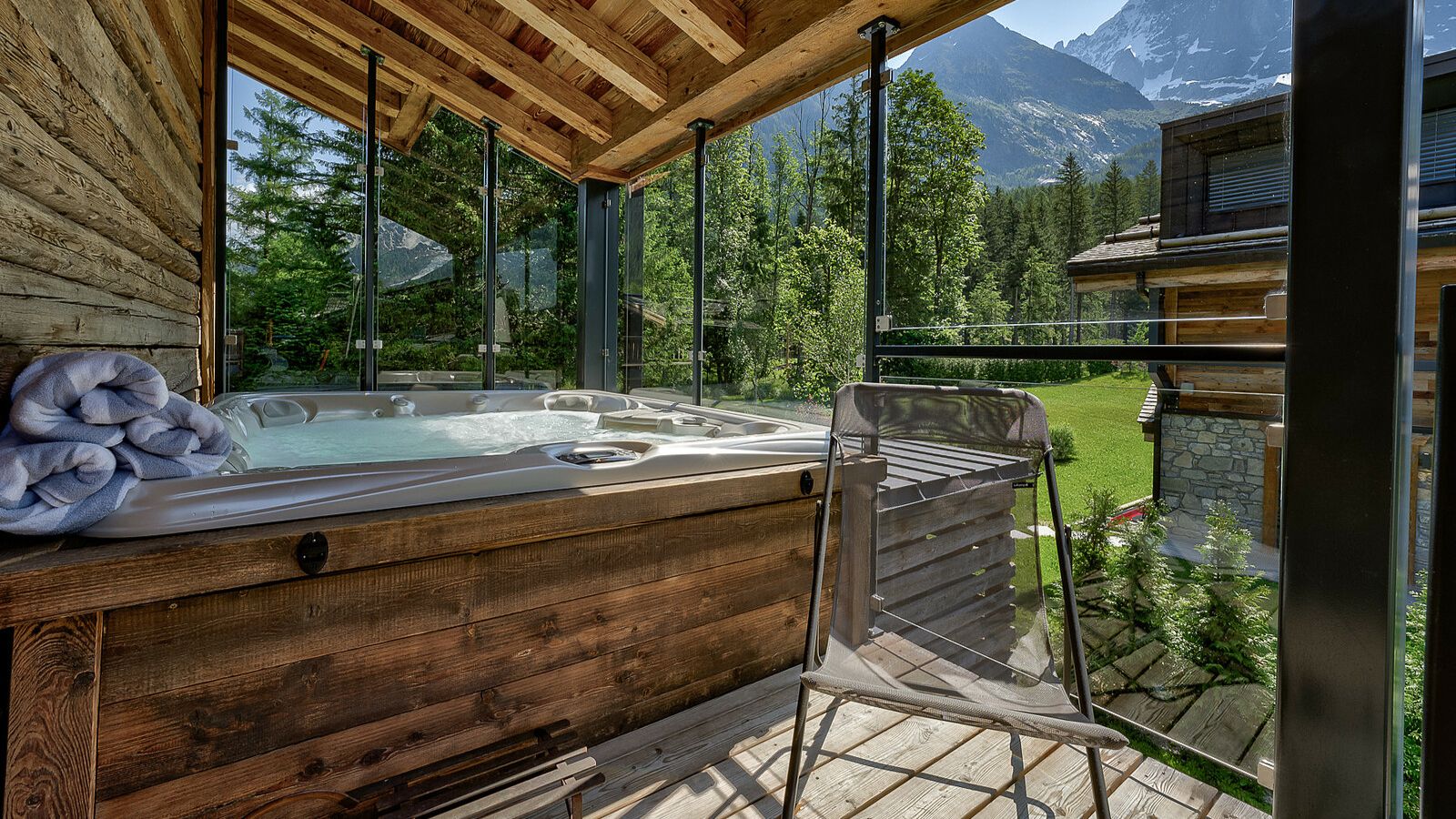 Luxury-Ski-Chalet-Chamonix-Chalet-Red-Fox-Oxford-Ski-Hot-Tub.jpg