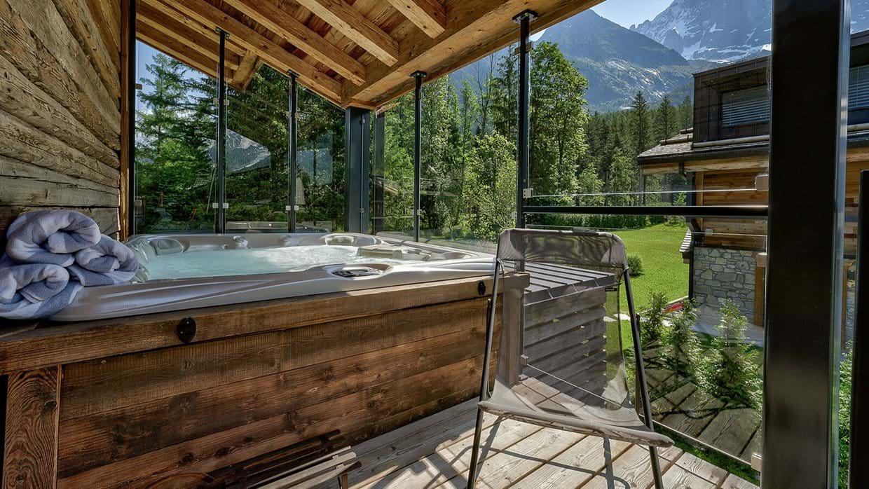 Luxury-Ski-Chalet-Chamonix-Chalet-Red-Fox-Oxford-Ski-Hot-Tub.jpg