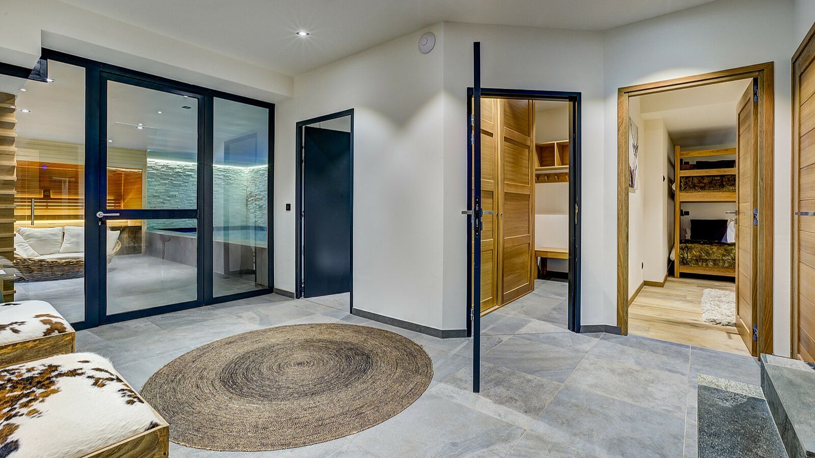 Luxury-Ski-Chalet-Chamonix-Chalet-Black-Pearl-Oxford-Ski-Bedroom (12).jpg