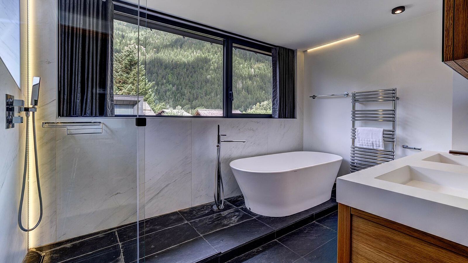 Luxury-Ski-Chalet-Chamonix-Chalet-Black-Pearl-Oxford-Ski-Bathroom.jpg