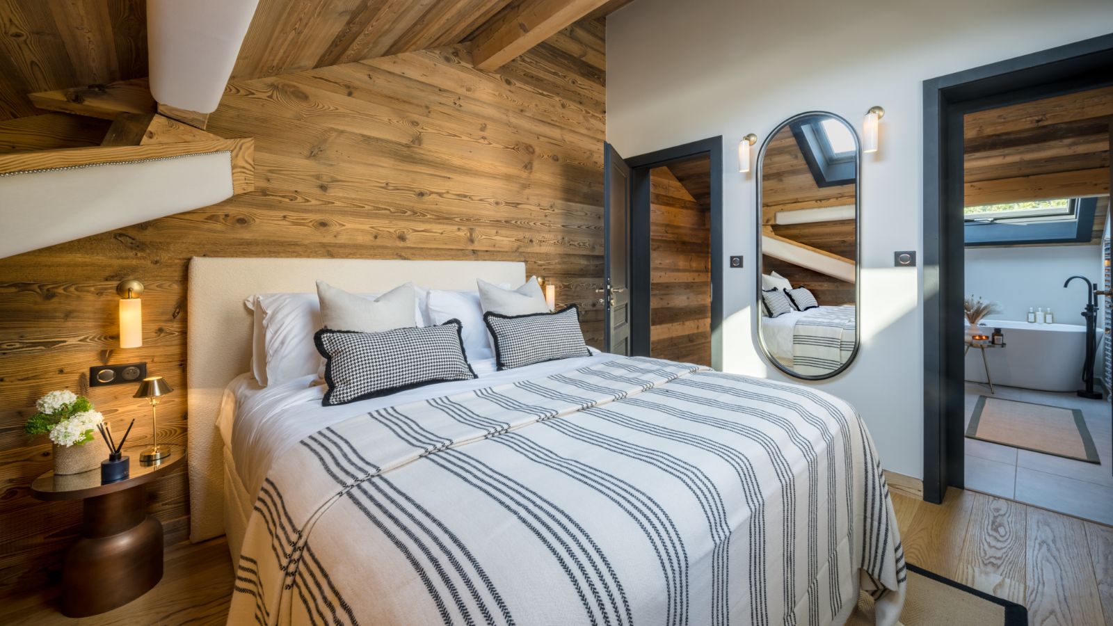 Luxury-Ski-Chalet-Morzine-The-Bungo-Oxford-Ski-Bedroom (3).jpg