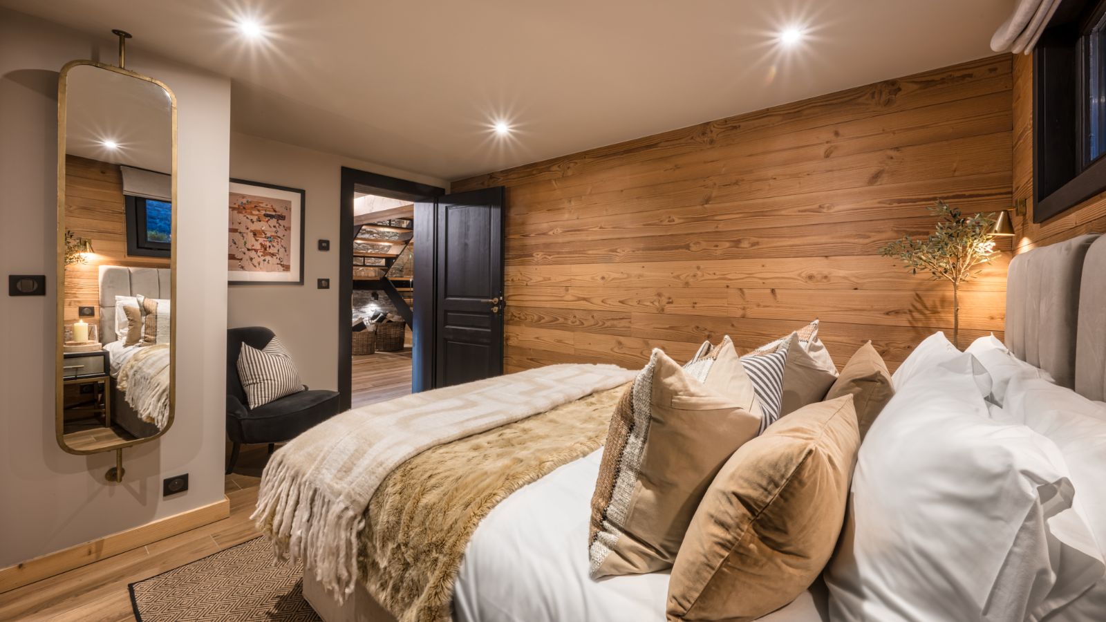 Luxury-Ski-Chalet-Morzine-The-Bungo-Oxford-Ski-Bedroom (6).jpg
