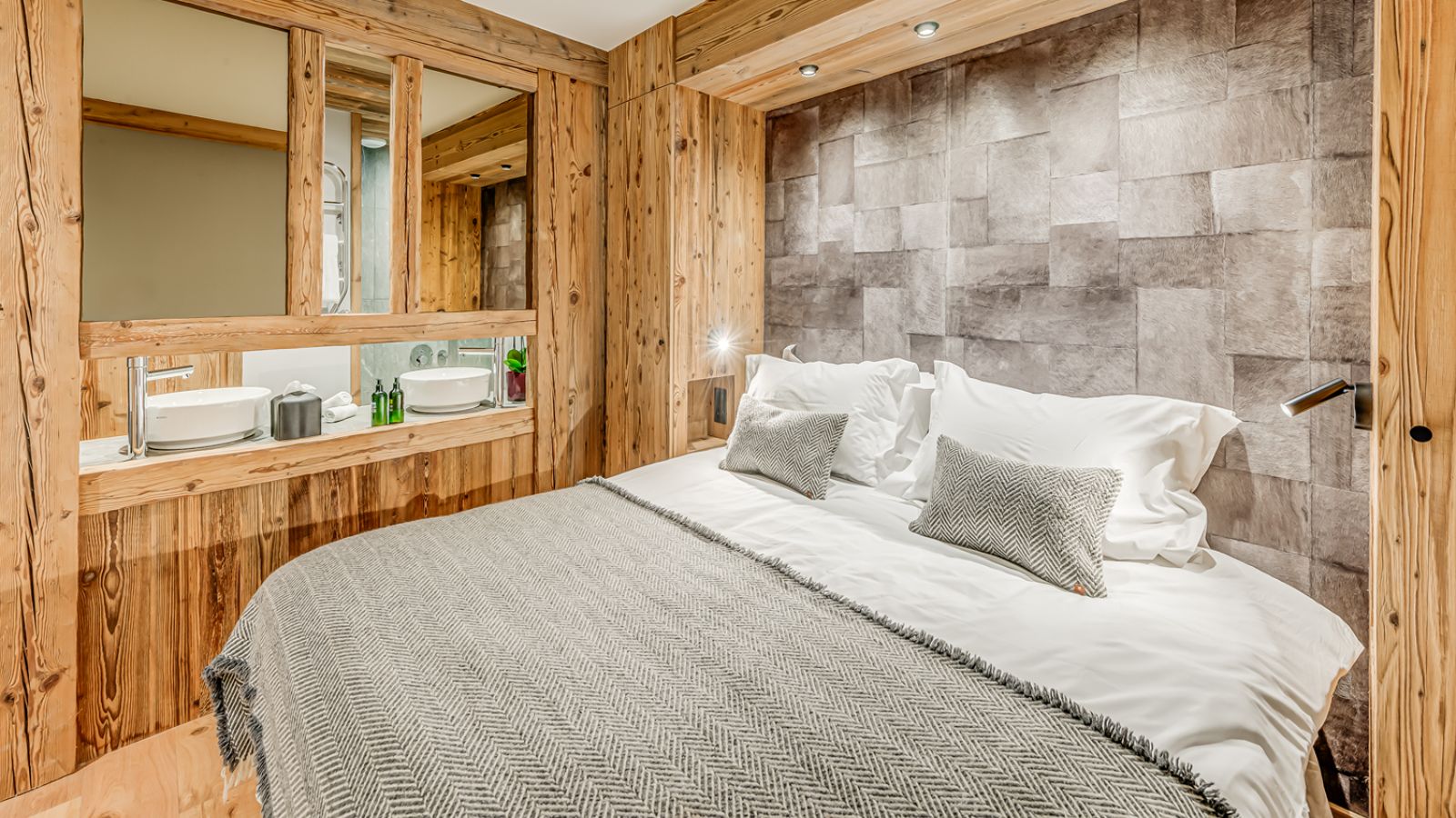 Apartment Flora, Val d’Isère - Consensio - Bedroom 1.jpg