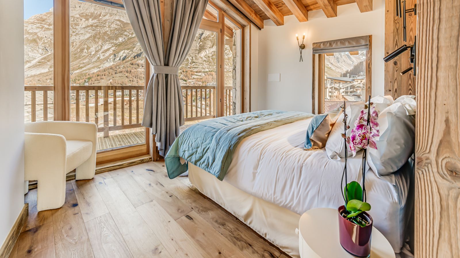 luxury-ski-chalet-val-disere-apartment-aurora-oxford-ski-bedroom (4).jpg