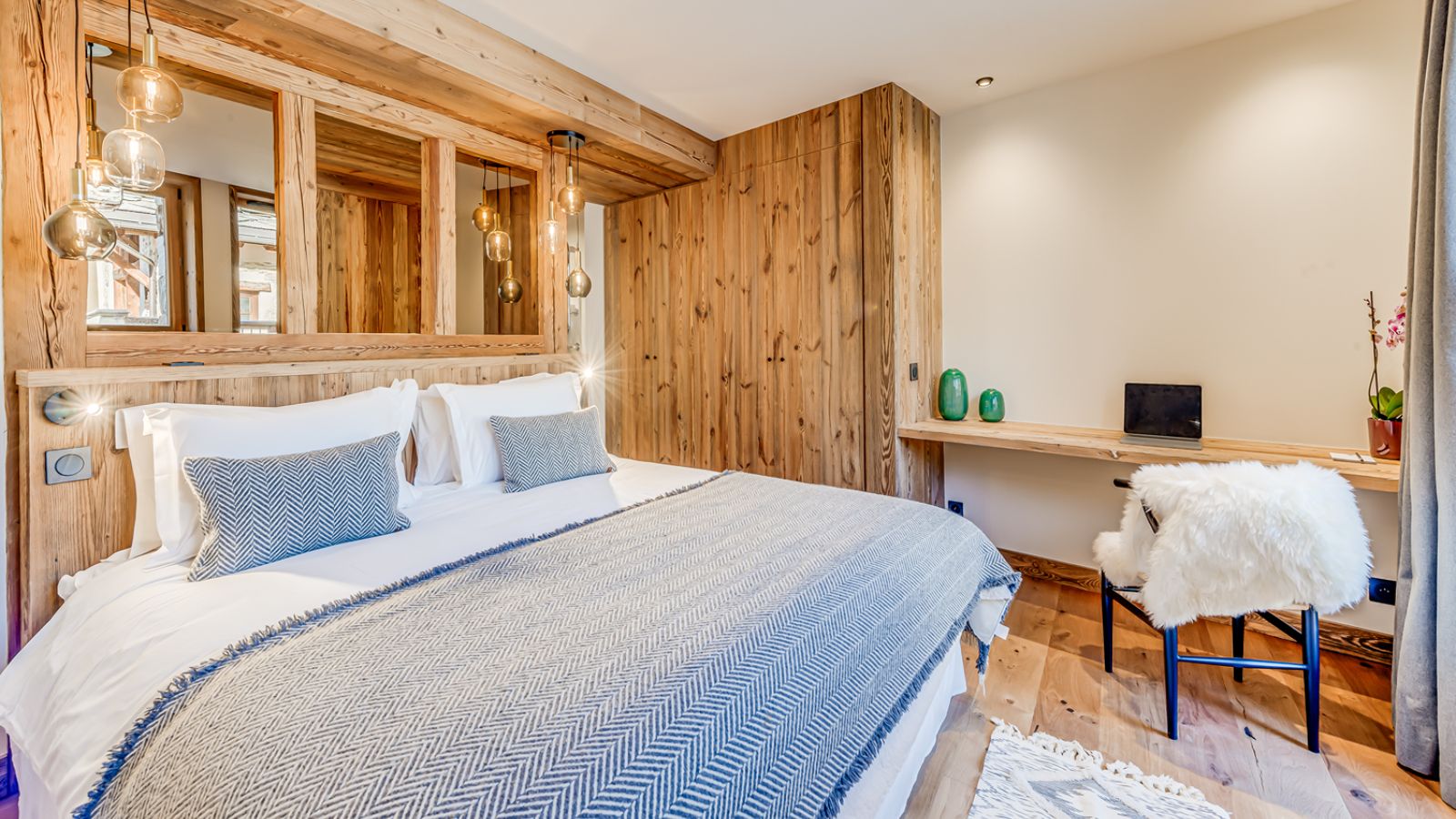 luxury-ski-chalet-val-disere-apartment-aurora-oxford-ski-bedroom2 (1).jpg