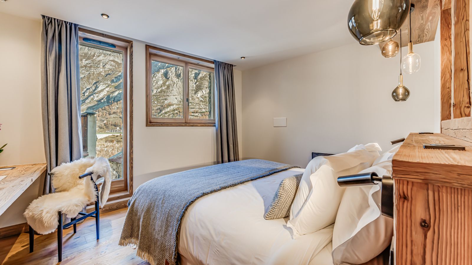 luxury-ski-chalet-val-disere-apartment-aurora-oxford-ski-bedroom2 (2).jpg