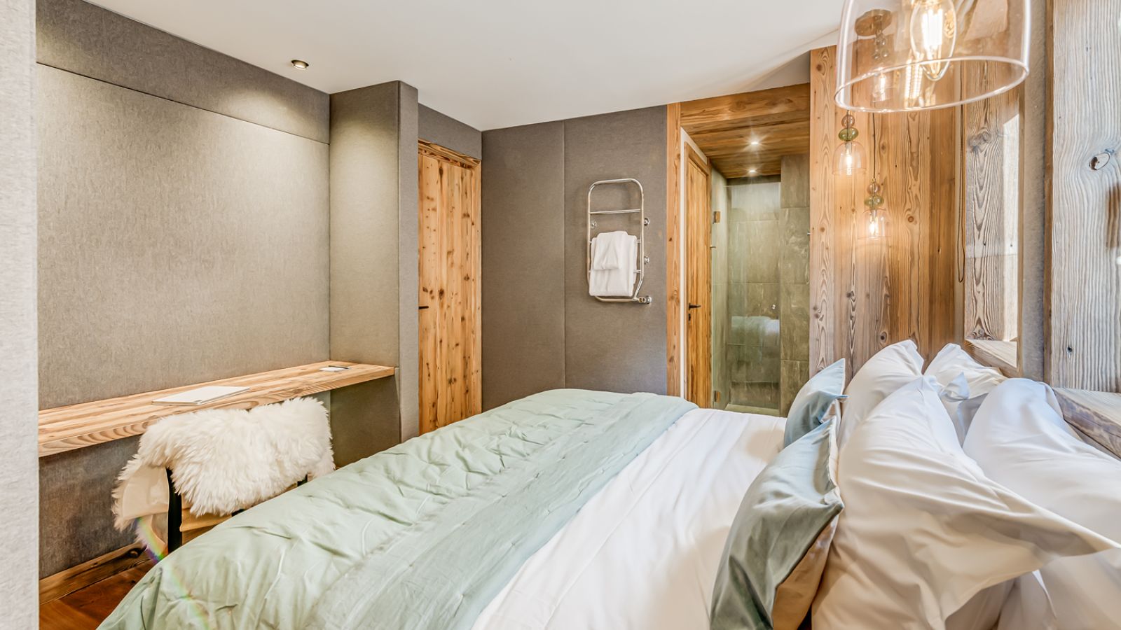 luxury-ski-chalet-val-disere-apartment-aurora-oxford-ski-bedroom (2).jpg