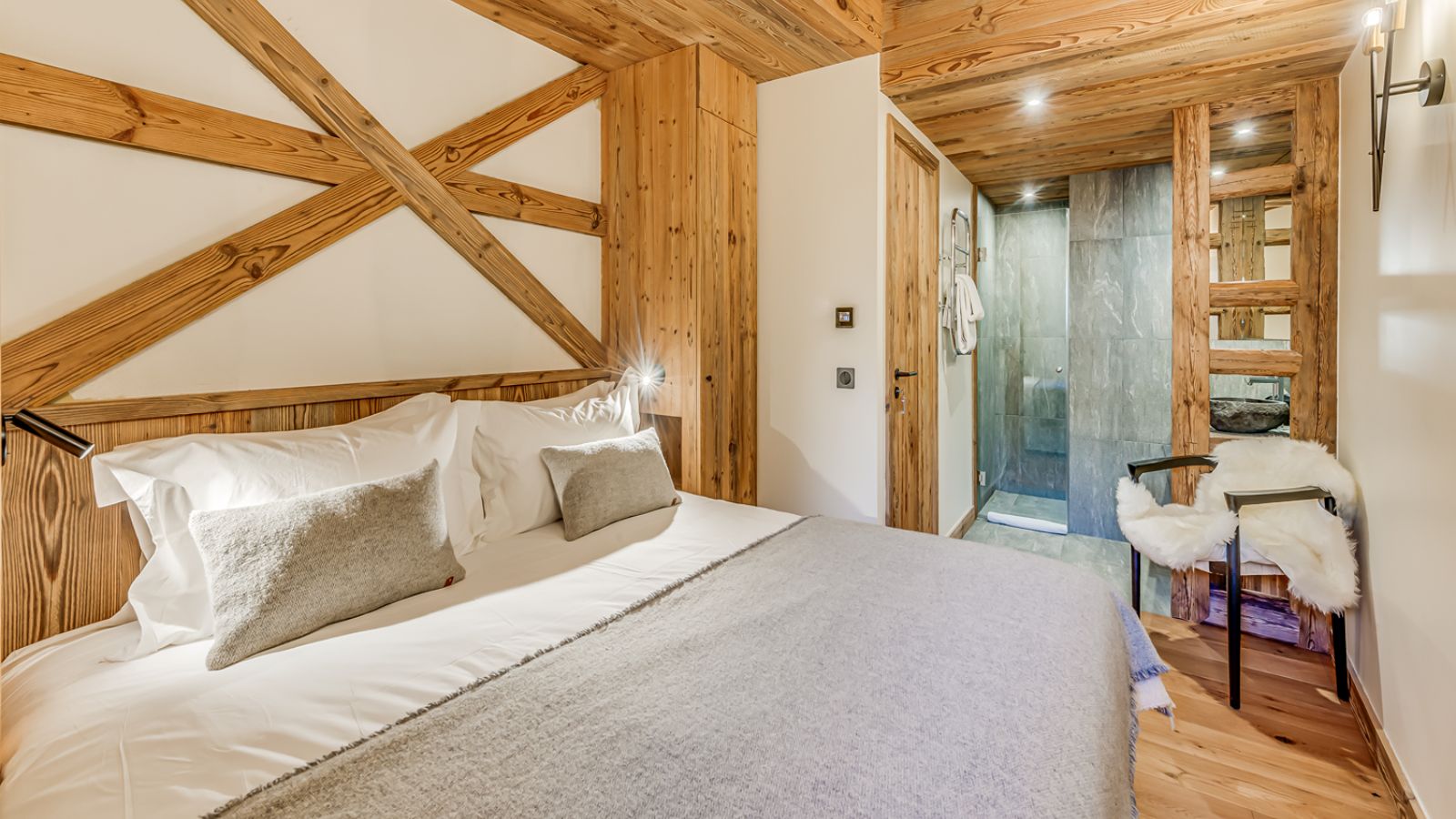 luxury-ski-chalet-val-disere-apartment-aurora-oxford-ski-bedroom (3).jpg
