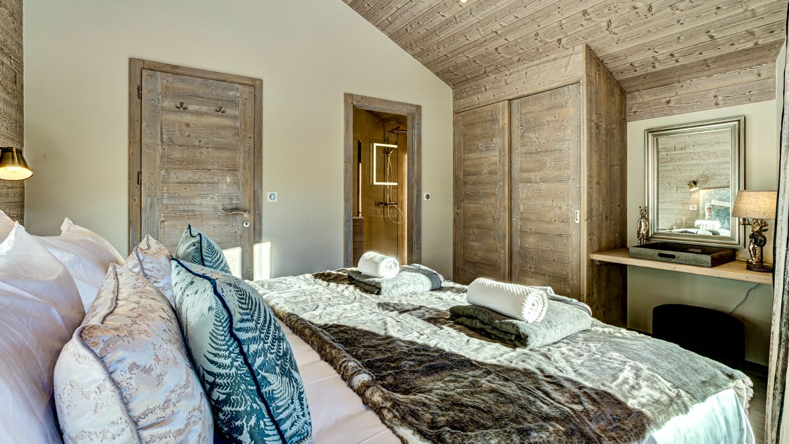 Luxury-Ski-Chalet-Morzine-Chalet-Espoir-Oxford-Ski-Bedroom (6).jpg