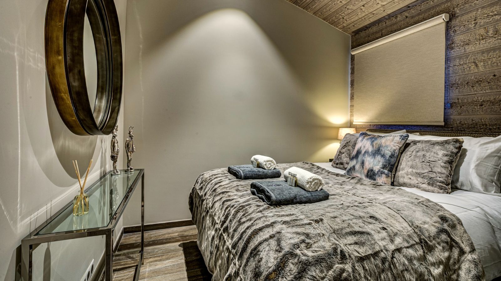 Luxury-Ski-Chalet-Morzine-Chalet-Espoir-Oxford-Ski-Bedroom (7).jpg