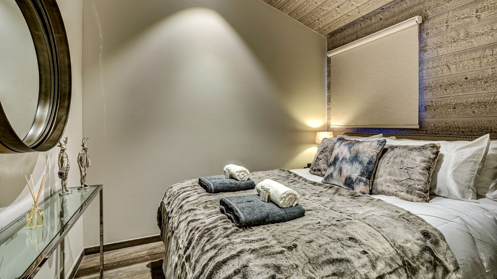 Luxury-Ski-Chalet-Morzine-Chalet-Espoir-Oxford-Ski-Bedroom (8).jpg