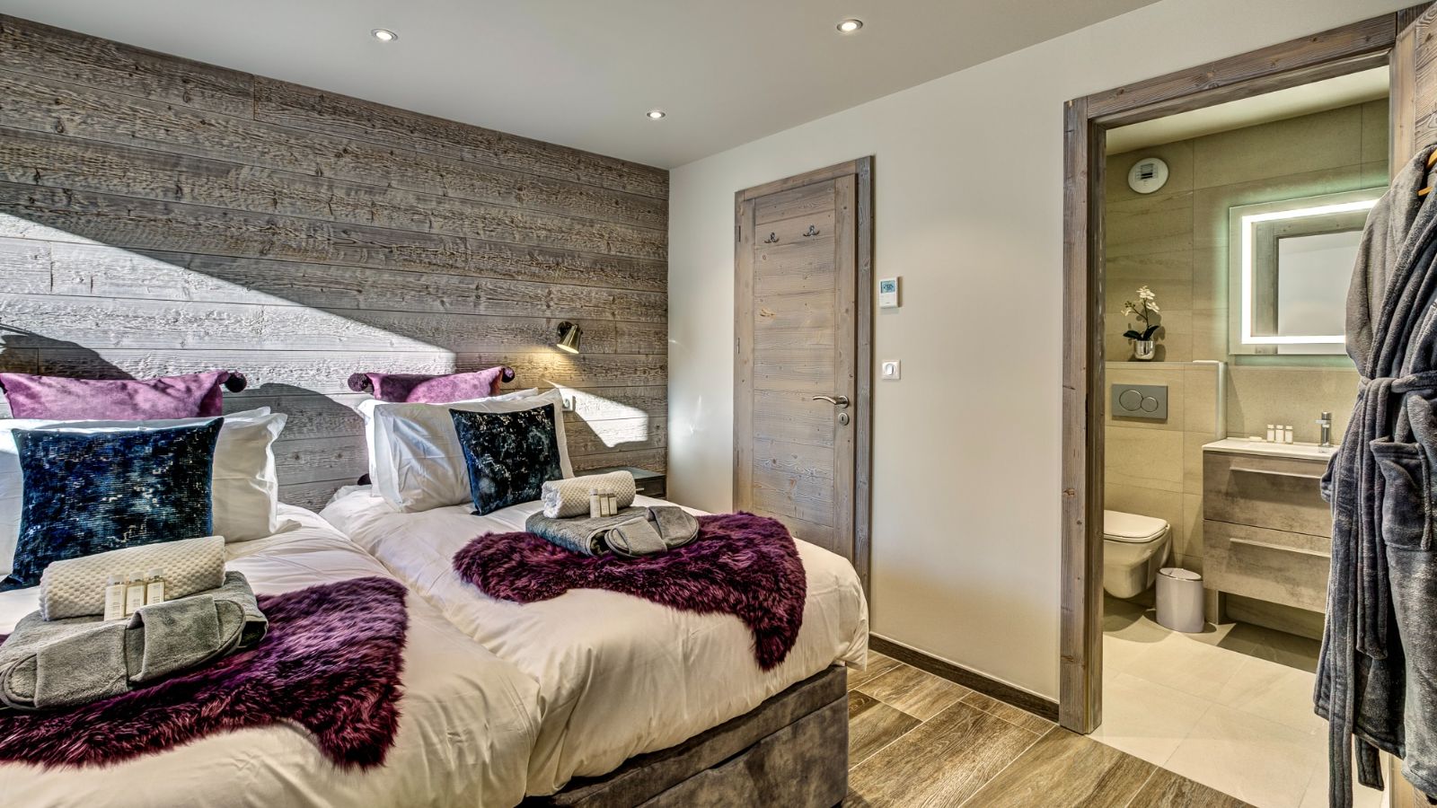 Luxury-Ski-Chalet-Morzine-Chalet-Espoir-Oxford-Ski-Bedroom (9).jpg