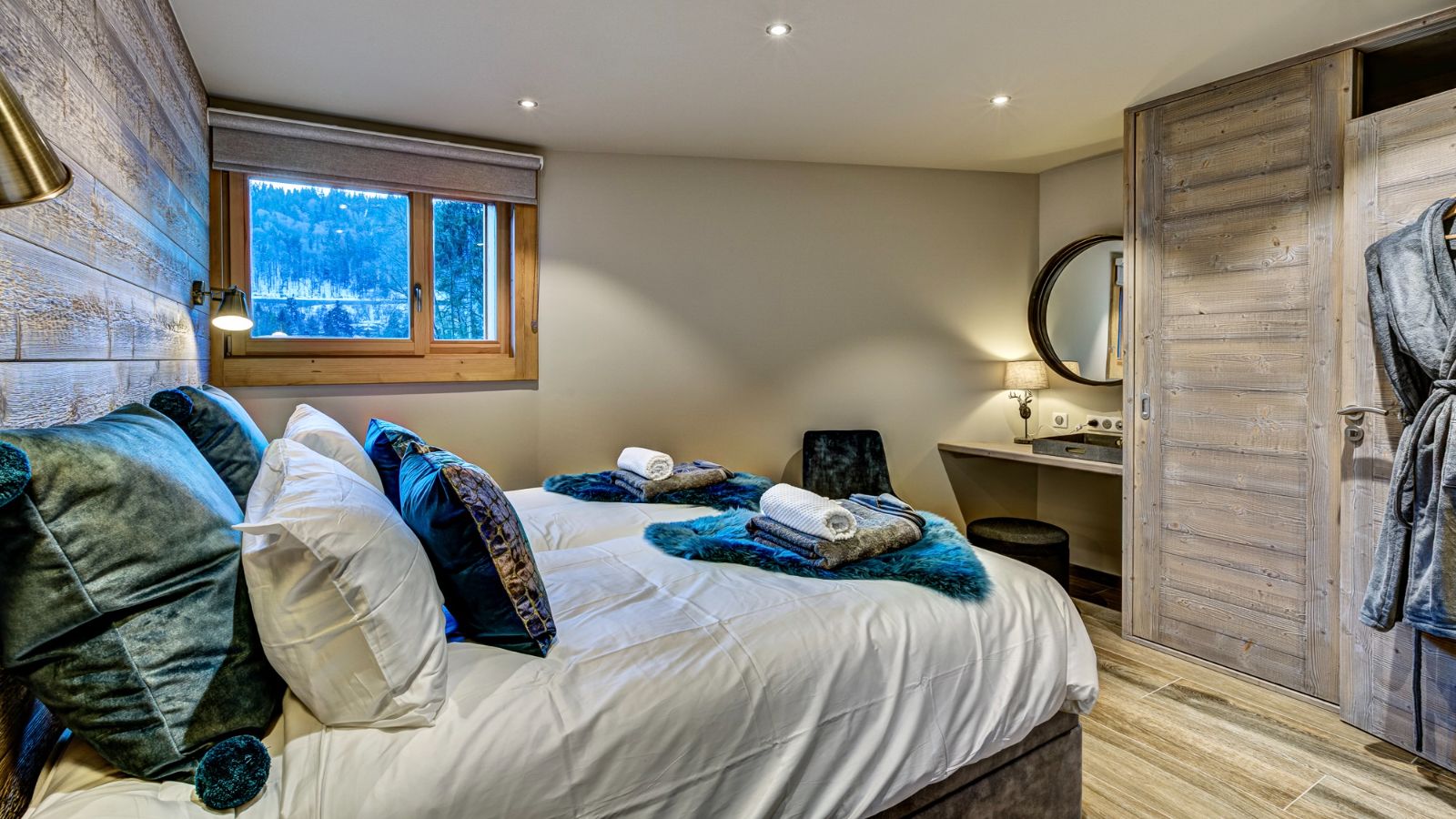 Luxury-Ski-Chalet-Morzine-Chalet-Espoir-Oxford-Ski-Bedroom (10).jpg