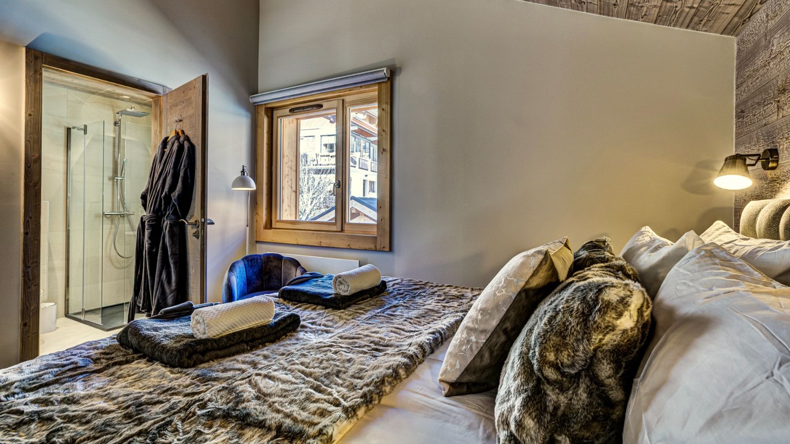 Luxury-Ski-Chalet-Morzine-Chalet-Espoir-Oxford-Ski-Bedroom (15).jpg