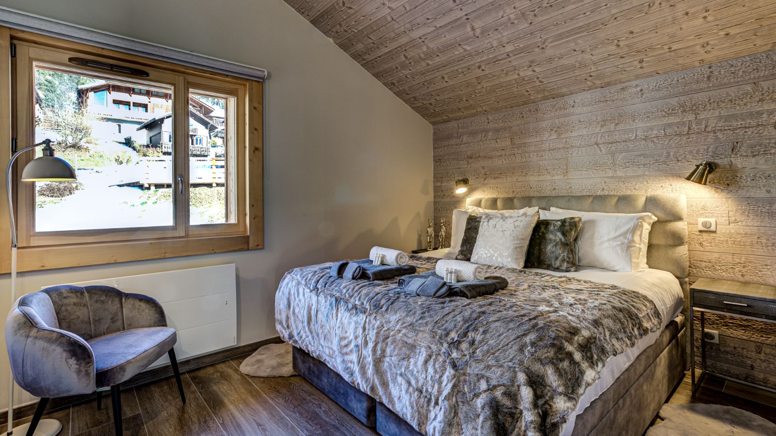 Luxury-Ski-Chalet-Morzine-Chalet-Espoir-Oxford-Ski-Bedroom (16).jpg