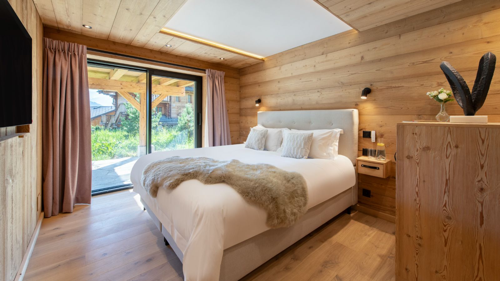 Luxury-Ski-Chalet-Verbier-Chalet-Ranch-Oxford-Ski-Bedroom (30).jpg