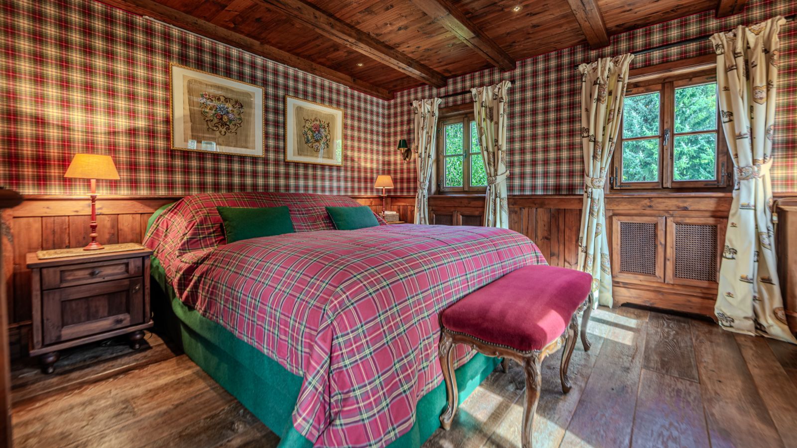 Luxury-Ski-Chalet-Kitzbuhel-Chalet-Tyrolia-Oxford-Ski-Bedroom (19).jpg