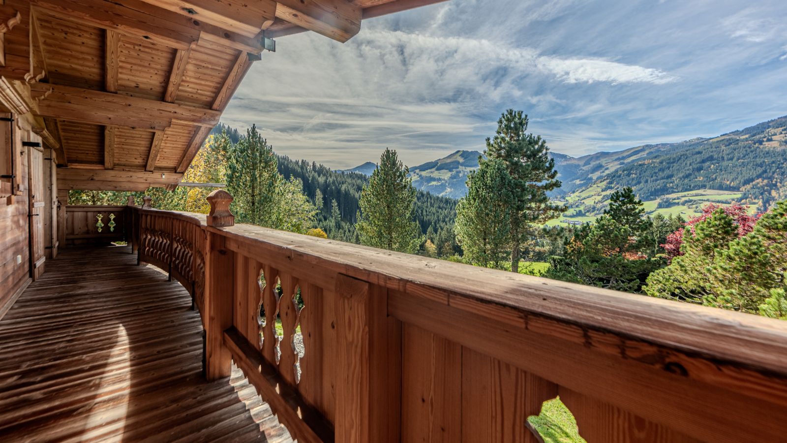 Luxury-Ski-Chalet-Kitzbuhel-Chalet-Tyrolia-Oxford-Ski-Balcony.jpg