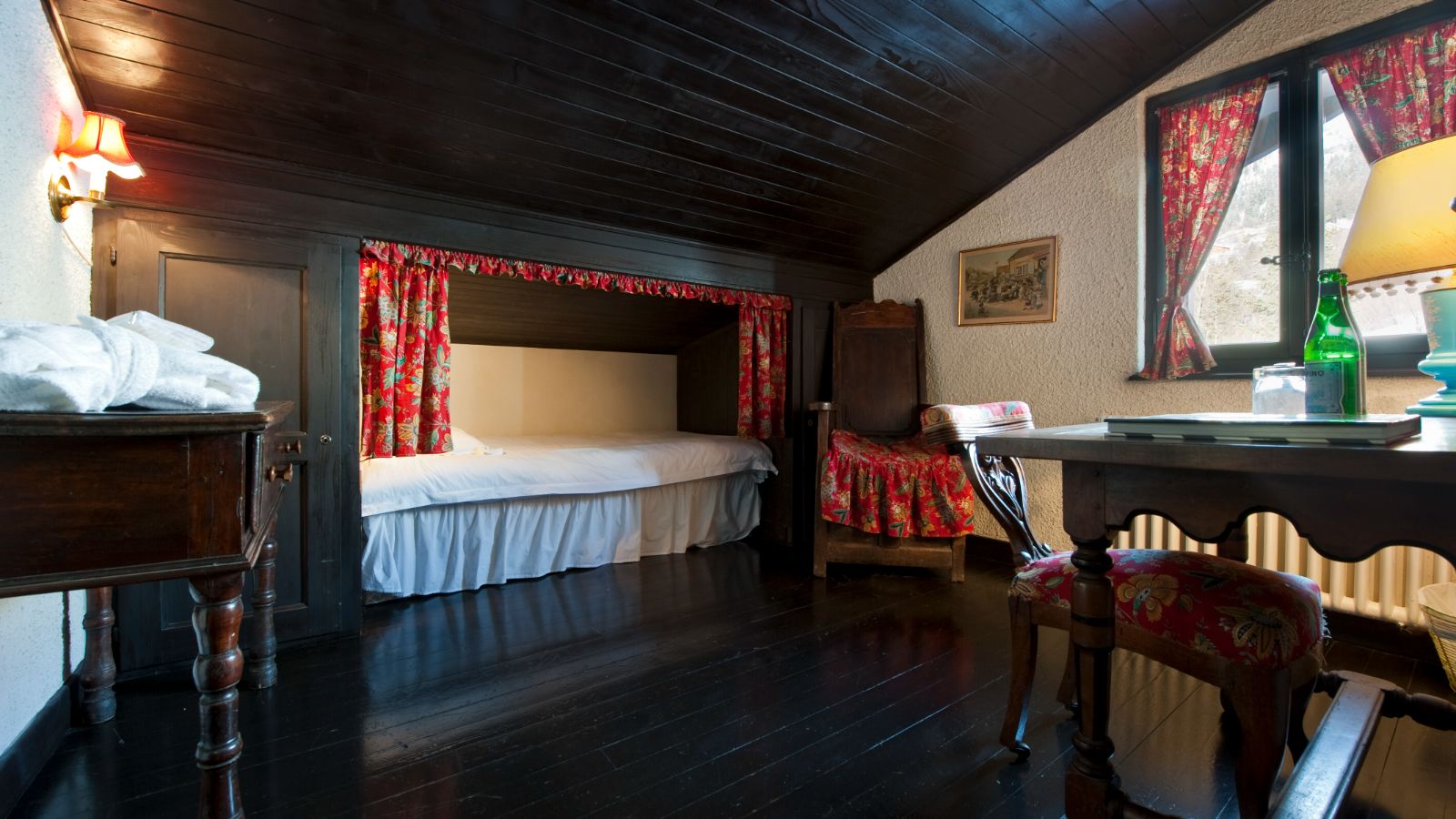 luxury-ski-chalets-crans-montana-domaine-de-la-baronne-oxford-ski-bed.jpg