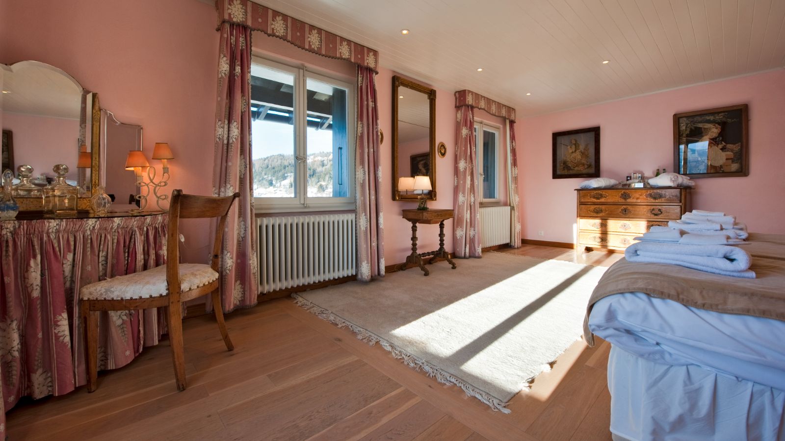 luxury-ski-chalets-crans-montana-domaine-de-la-baronne-oxford-ski-bedroom (2).jpg