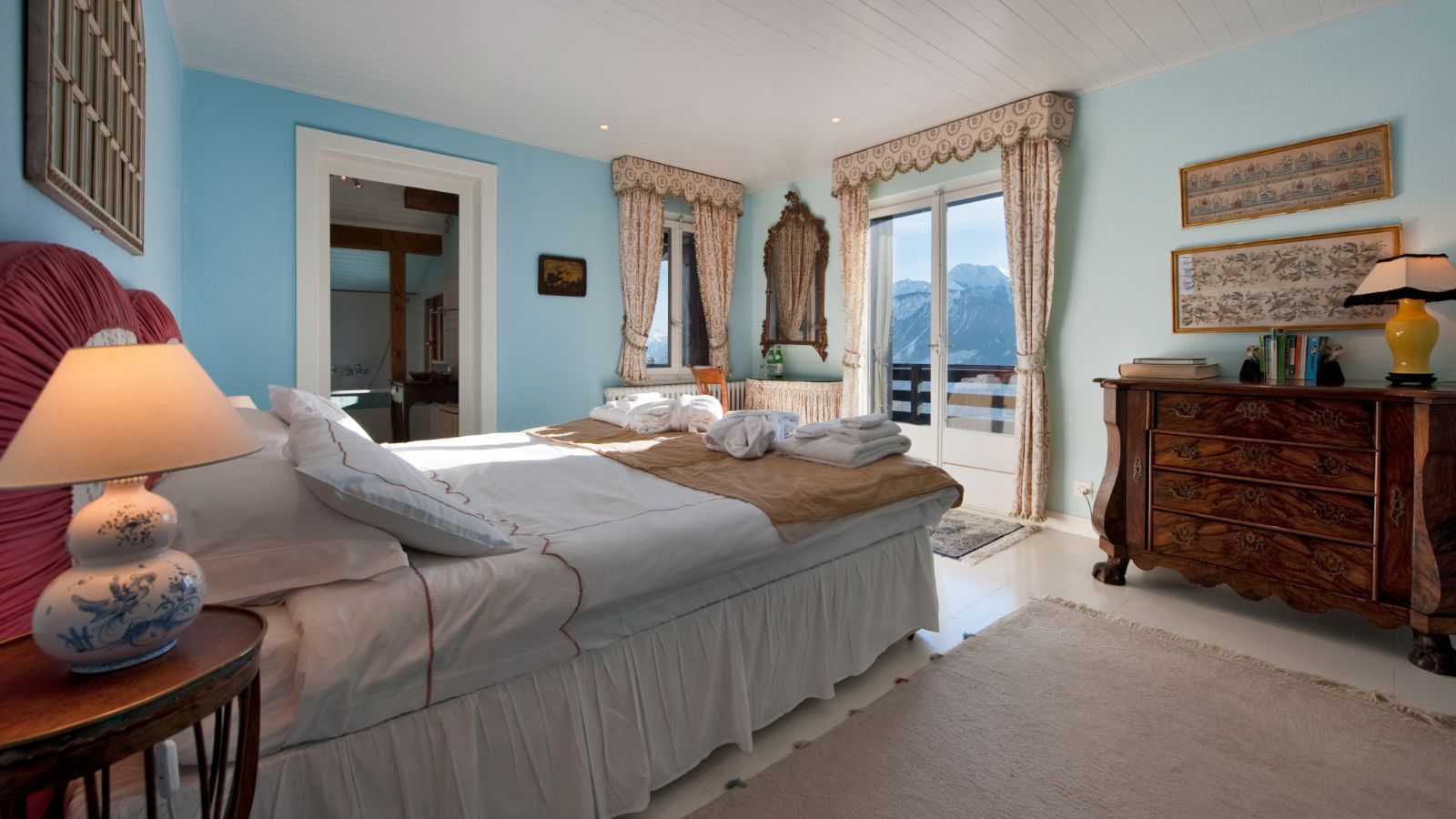 luxury-ski-chalets-crans-montana-domaine-de-la-baronne-oxford-ski-bedroom1 (1).jpg