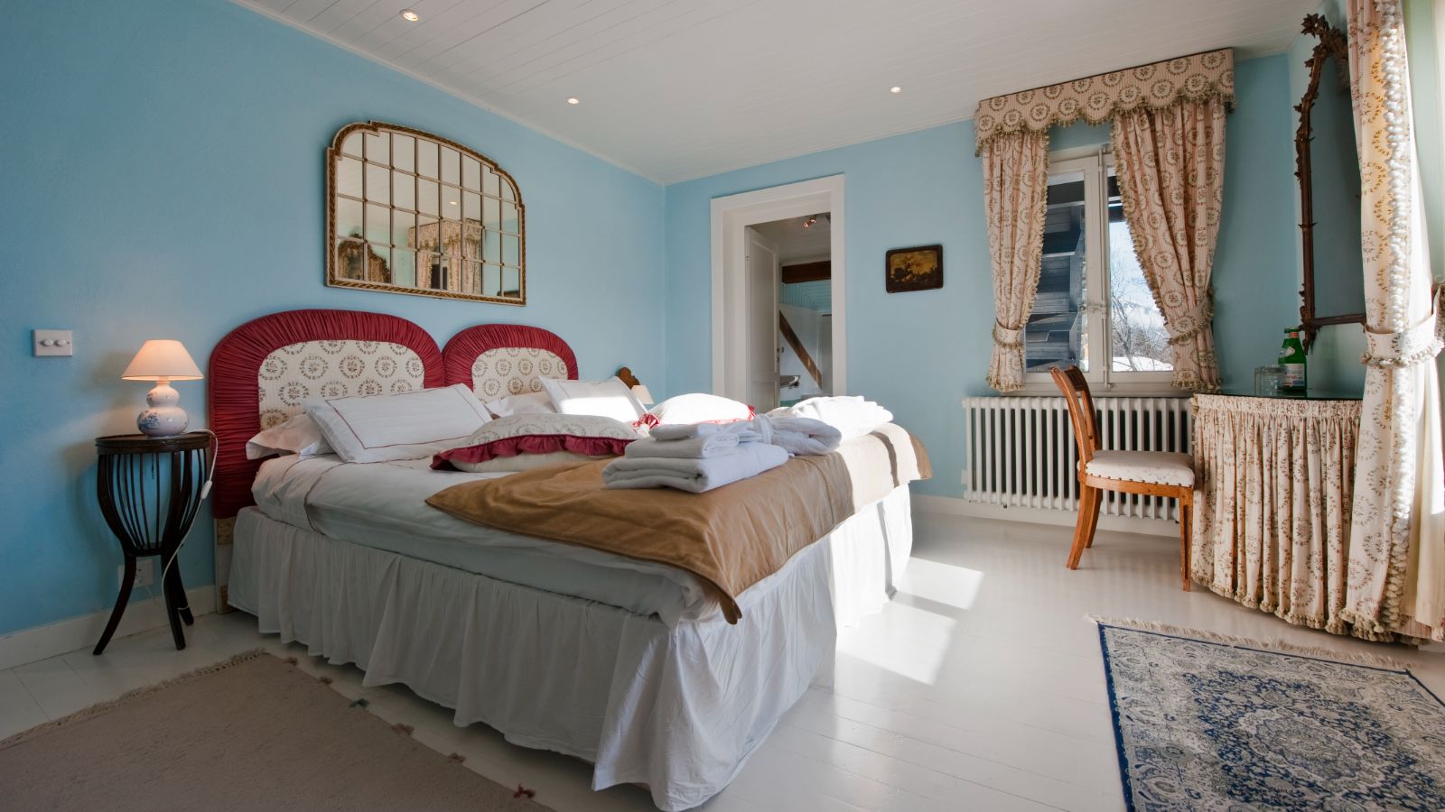 luxury-ski-chalets-crans-montana-domaine-de-la-baronne-oxford-ski-bedroom1 (2).jpg