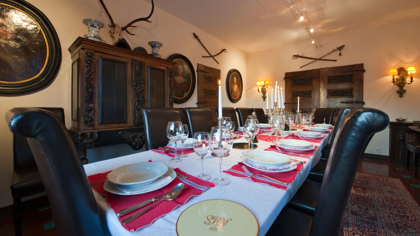 luxury-ski-chalets-crans-montana-domaine-de-la-baronne-oxford-ski-dining.jpg