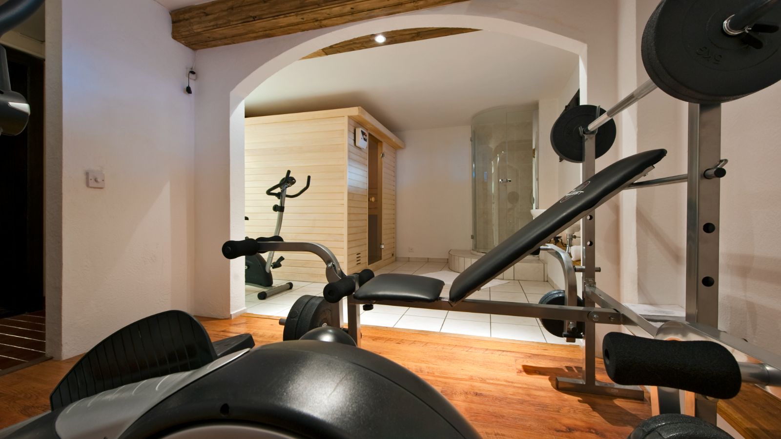 luxury-ski-chalets-crans-montana-domaine-de-la-baronne-oxford-ski-gym.jpg