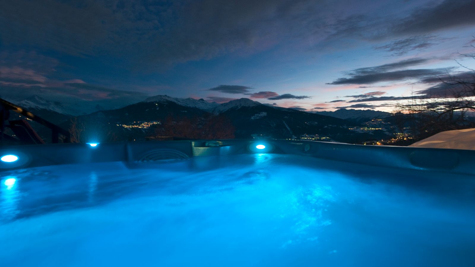 luxury-ski-chalets-crans-montana-domaine-de-la-baronne-oxford-ski-hot-tub.jpg