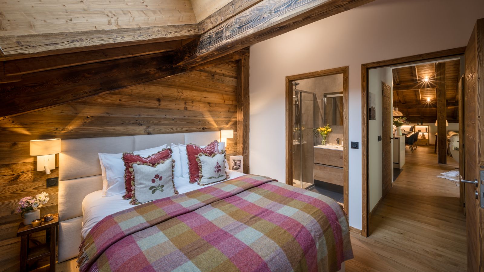 luxury-ski-chalets-morzine-chalet-joy-oxford-ski-bedroom (2).jpg