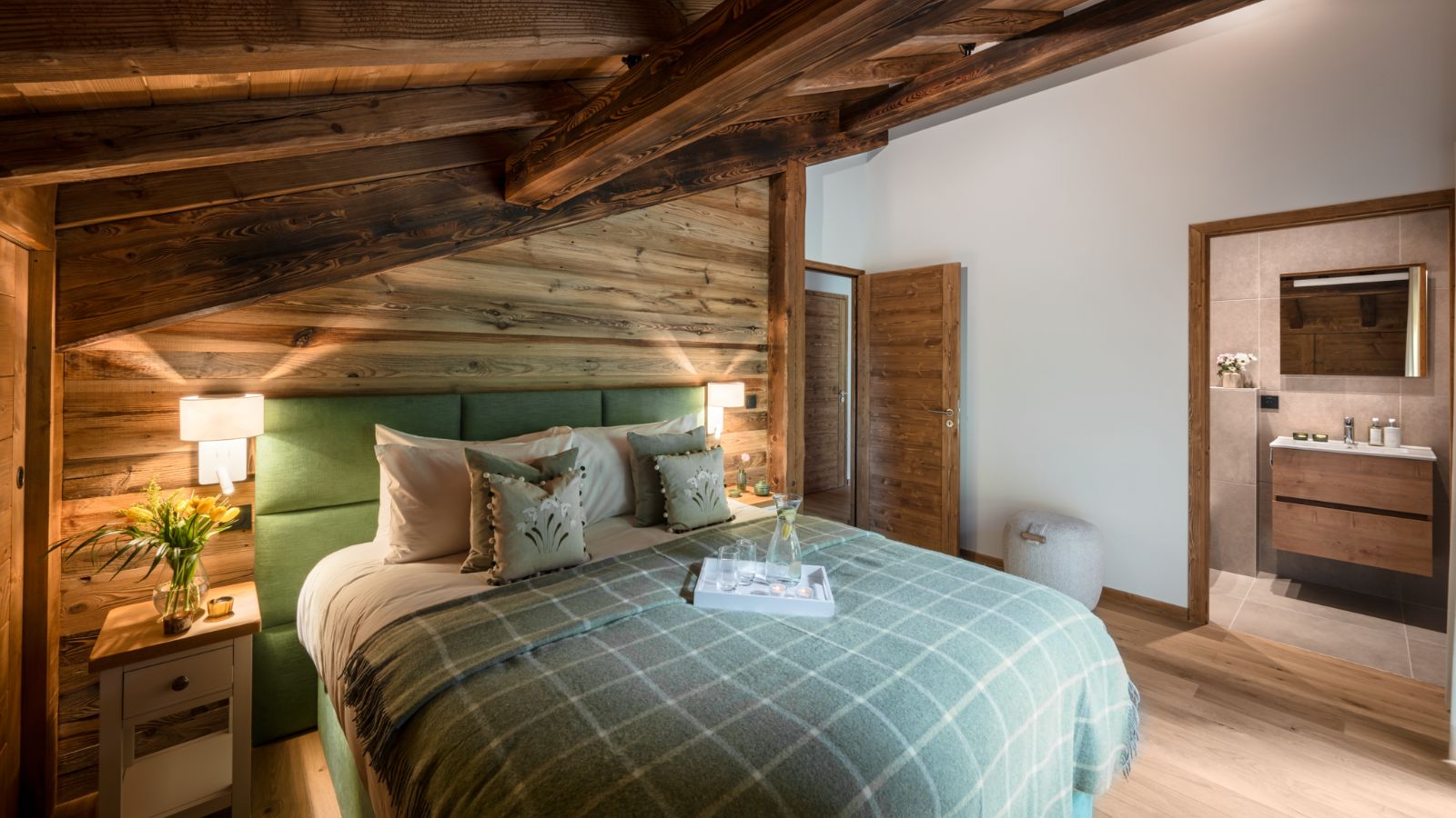 luxury-ski-chalets-morzine-chalet-joy-oxford-ski-bedroom (3).jpg