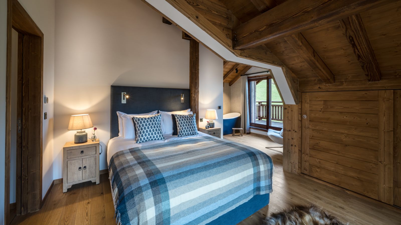 luxury-ski-chalets-morzine-chalet-joy-oxford-ski-bedroom (5).jpg