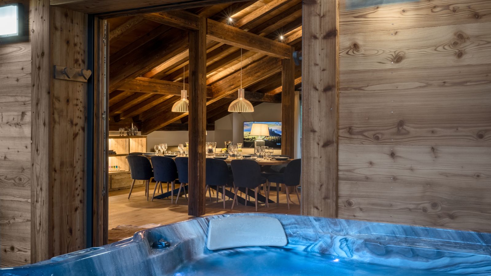 luxury-ski-chalets-morzine-chalet-joy-oxford-ski-hot-tub (2).jpg