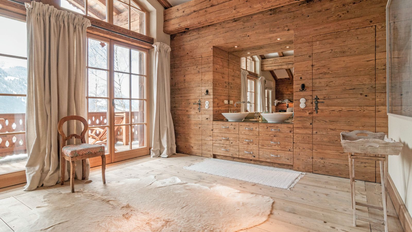 Luxury-Ski-Chalet-Kitzbuhel-Chalet-Aurach-Oxford-Ski-Bedroom (2).jpeg