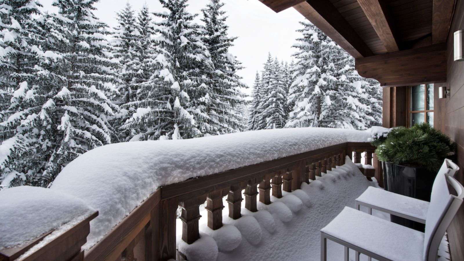 luxury-ski-chalets-courchevel-1850-coquelicot-oxford-ski-balcony (1).jpg